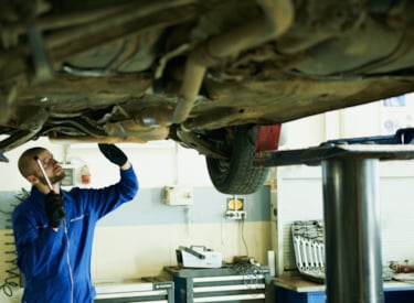 Inspectie aan auto