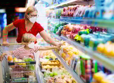 personas comprando en un supermercado