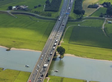 Lange autoweg in natuurgebied