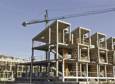 Bouwplaats waar woningen worden gebouwd