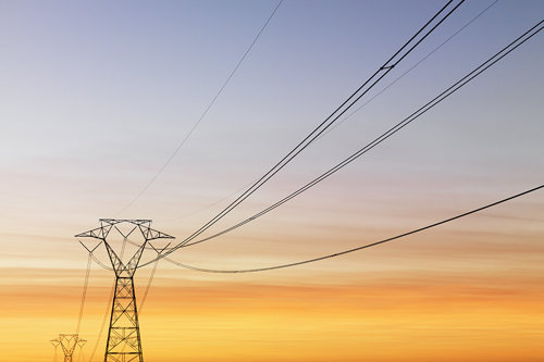 Elektriciteitsmast met kabels