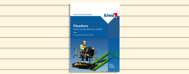 Omslag p&aring; utbildningsmaterial med texten "F&ouml;rarkurs Mobila arbetsplattformar (skylift)" och Kiwa-logotypen. En person i arbetskl&auml;der st&aring;r p&aring; en skylift.