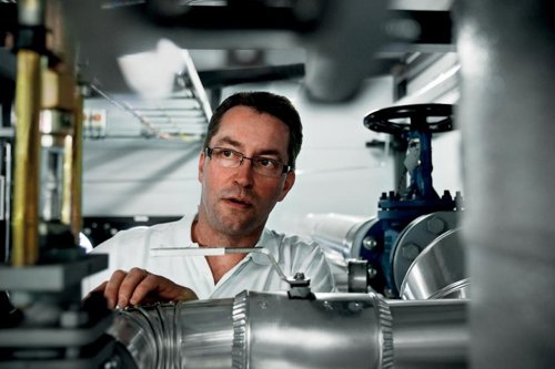 Kiwa inspector inspecting pressure equipment