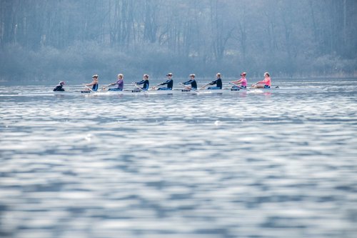 Roeiboot met een team van acht personen