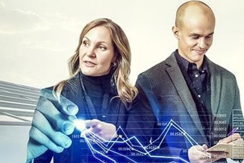 Kiwa eksperdid naine ja mees vaatamas graafikut