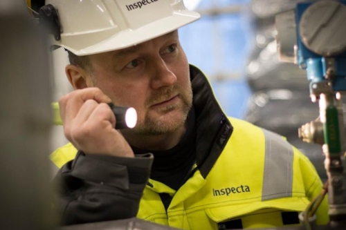 Kiwa ekspert elektripaigaldiste kontrolli teostamas