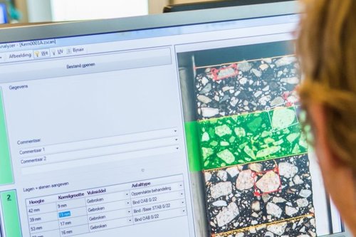 Asfaltscanner op beeldscherm, gebruikt door Kiwa collega