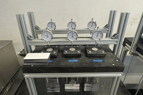 Bepaling van het kruipgedrag van een proefstuk bij drukbelasting