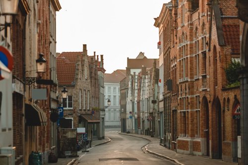 Een rustige straat met historische bakstenen gebouwen en traditionele architectuur