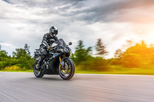 Motorrijder op asfaltweg
