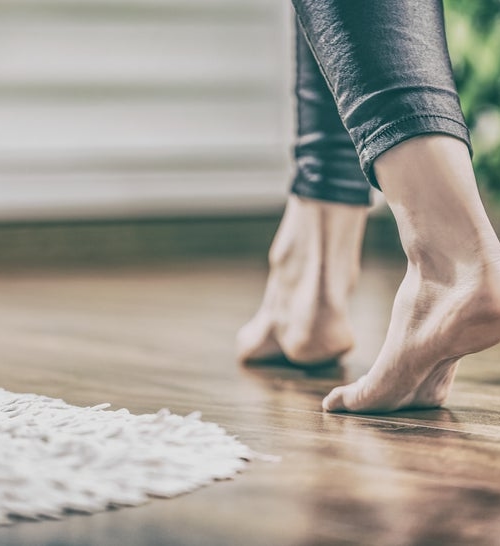 Op blote voeten in huis lopen