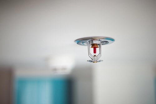 Brandblusser sprinkler gemonteerd aan een plafond