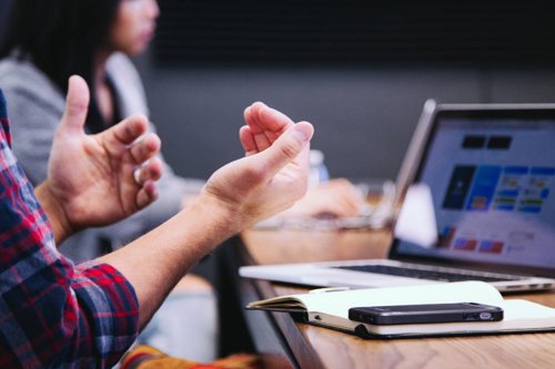 Elever diskuterar med varandra och för anteckningar under ett utbildningstillfälle i en bild som förmedlar teoretiska kunskaper för certifiering av pannoperatörer.