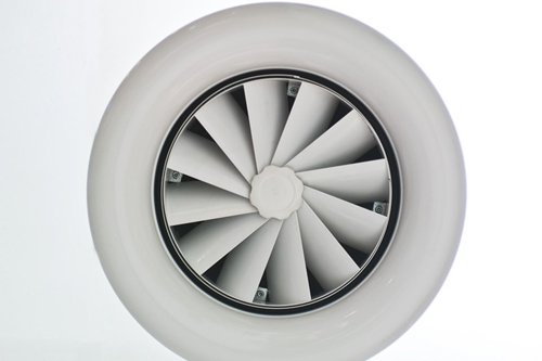 Ventilationfläkt med vitt hölje och roterande blad i centrum.