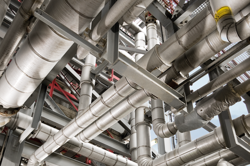 Komplex nätverk av industriella rörledningar och stålstrukturer i en industrianläggning - provning av dessa gör att du kan undvika kostsamma driftstopp och skador.