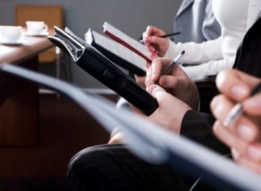Personnes prenant des notes pendant une session de formation Kiwa France