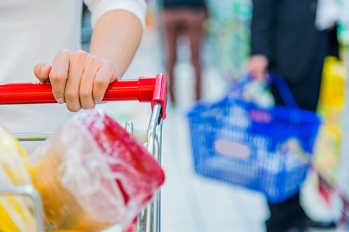 Boodschappen doen met winkelwagen