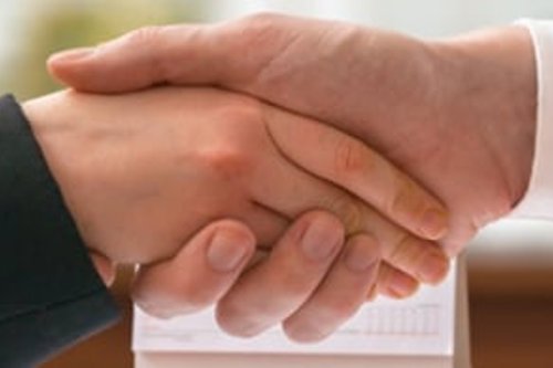 Twee mensen schudden elkaar de hand