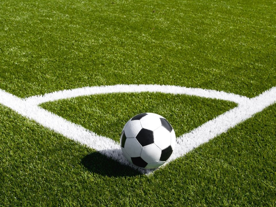 Voetbal op voetbalveld