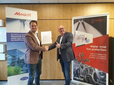 Uitreiking certificaat K21045 aan FireX door Wouter van Beers small.jpg