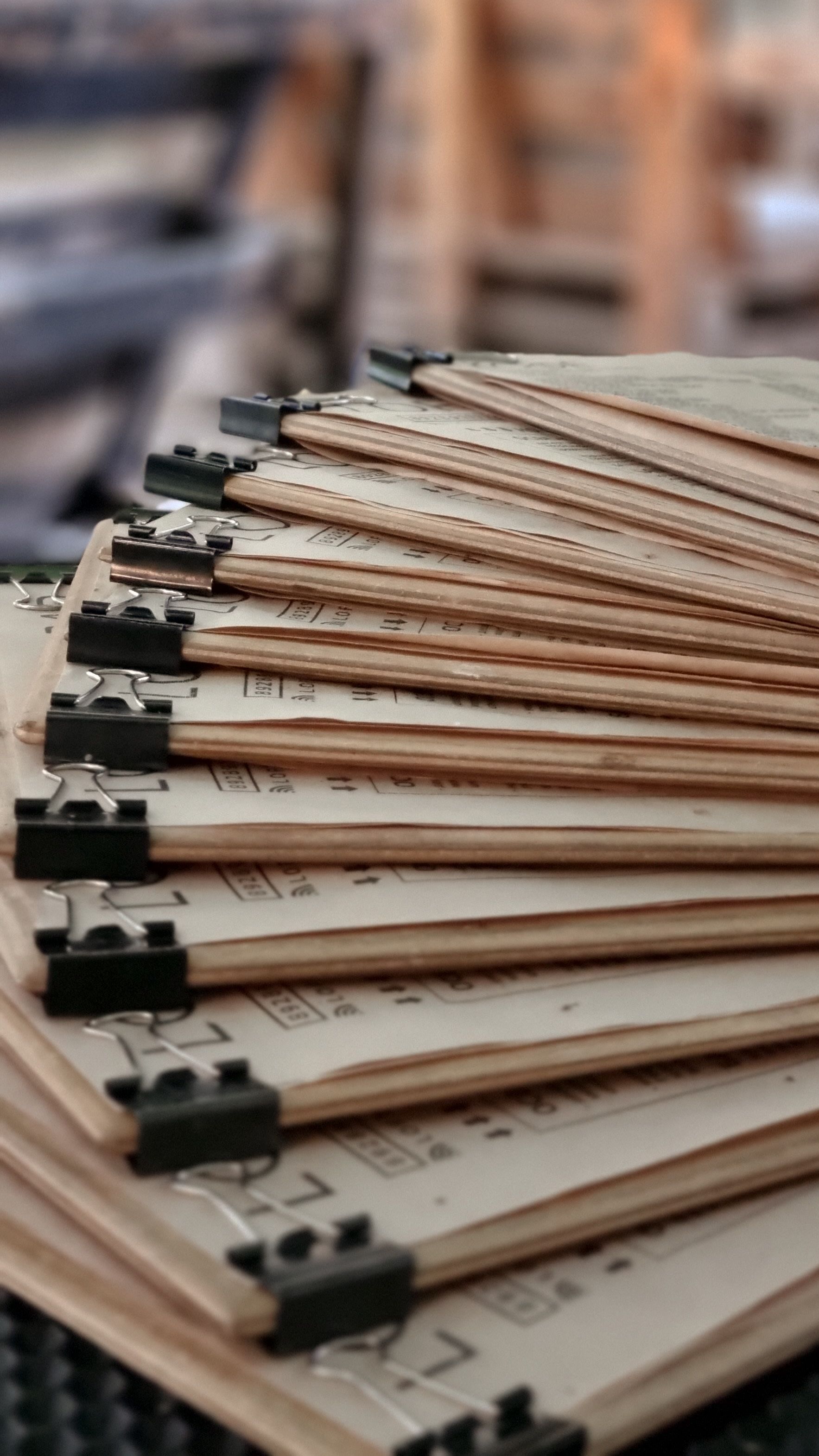 Stapel papieren documenten met binderclips als symbool voor certificaten en administratie