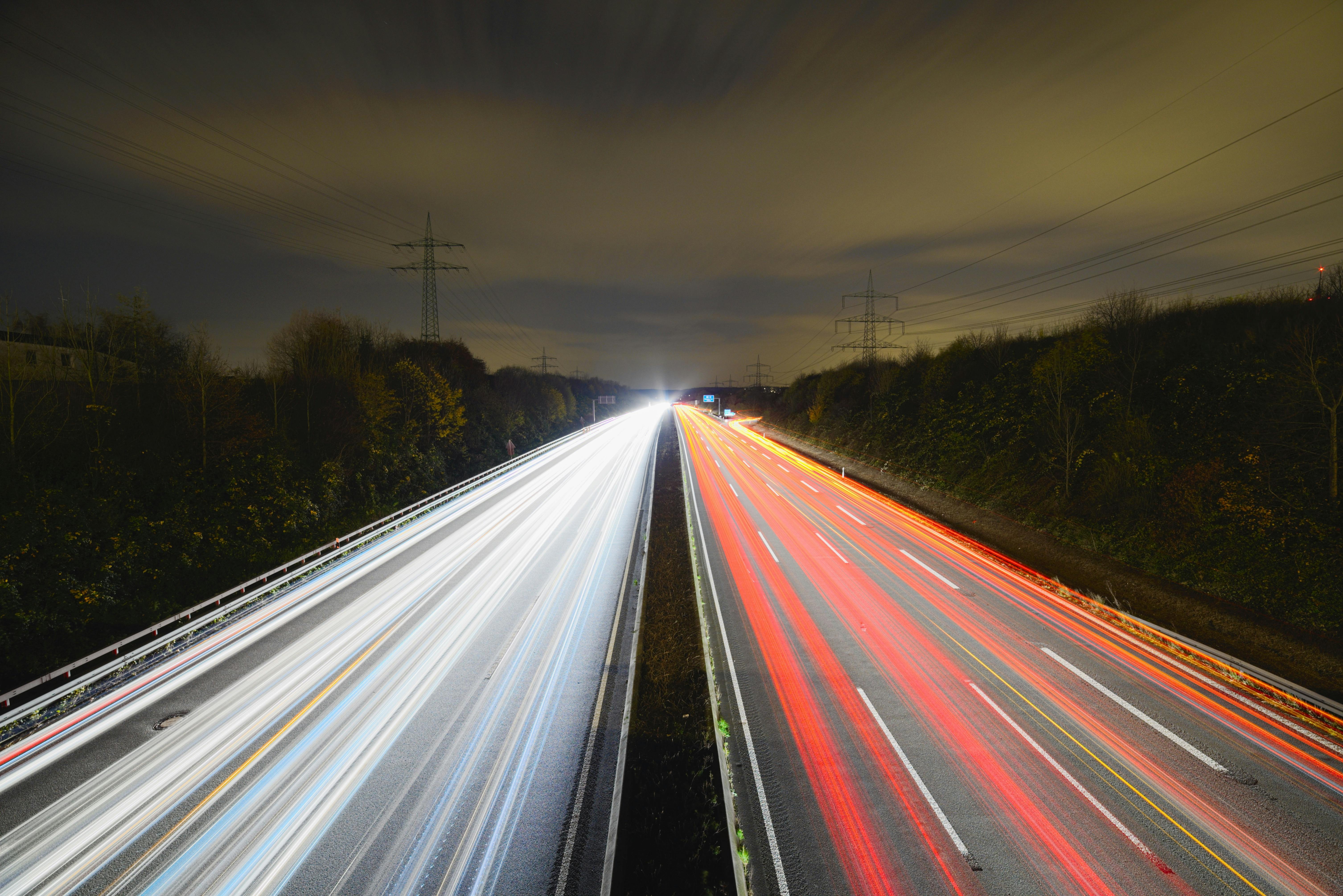 Snelweg in het donker
