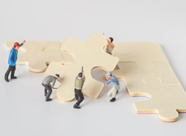 Puzzelstukjes op zijn plaats leggen