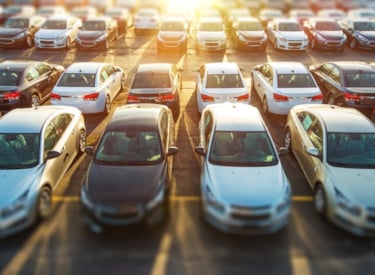Parkeerplaats vol met auto's