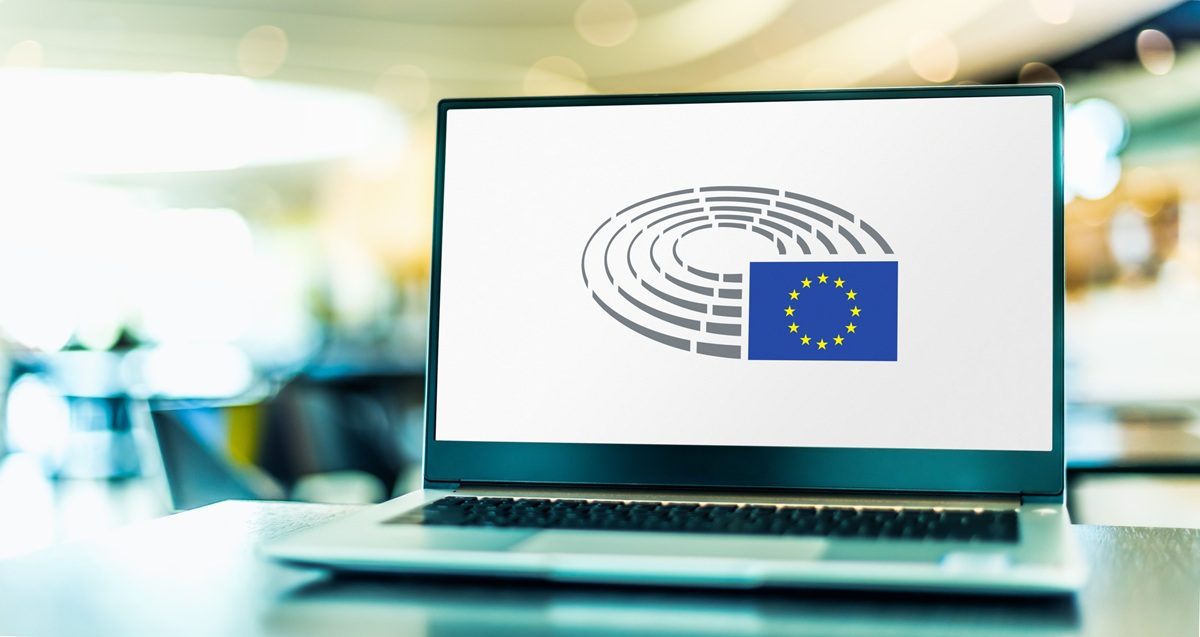 Laptop met op het scherm het logo van het Europees Parlement met EU-vlag.