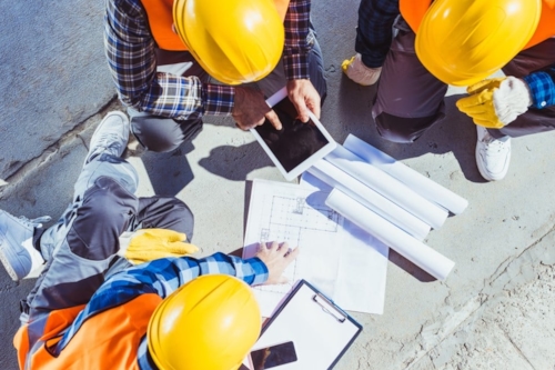 Bouw medewerkers in overleg