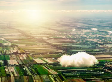 Wolk boven een groene weide