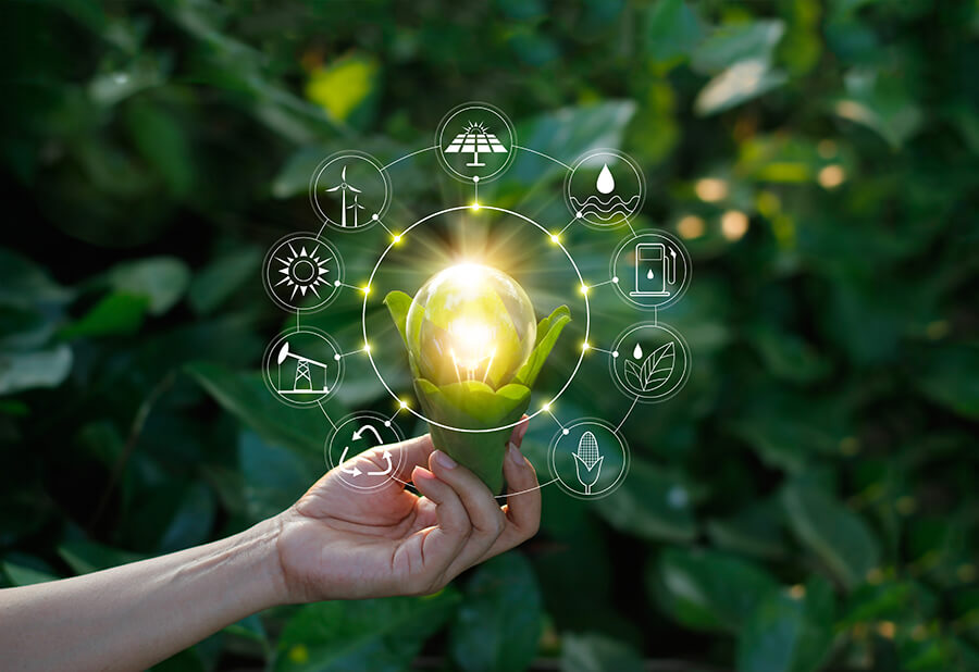 Lichtbol met energietransitie iconen er omheen