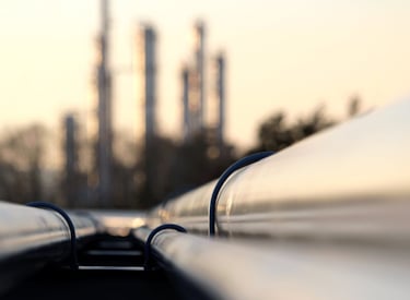Gasleidingen die richting de fabriek lopen