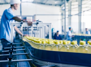 Flesjes drinken op de band in een fabriek
