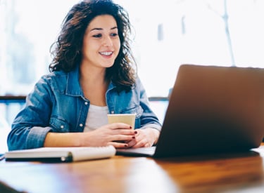 Een vrouw die aan het werk is achter haar laptop