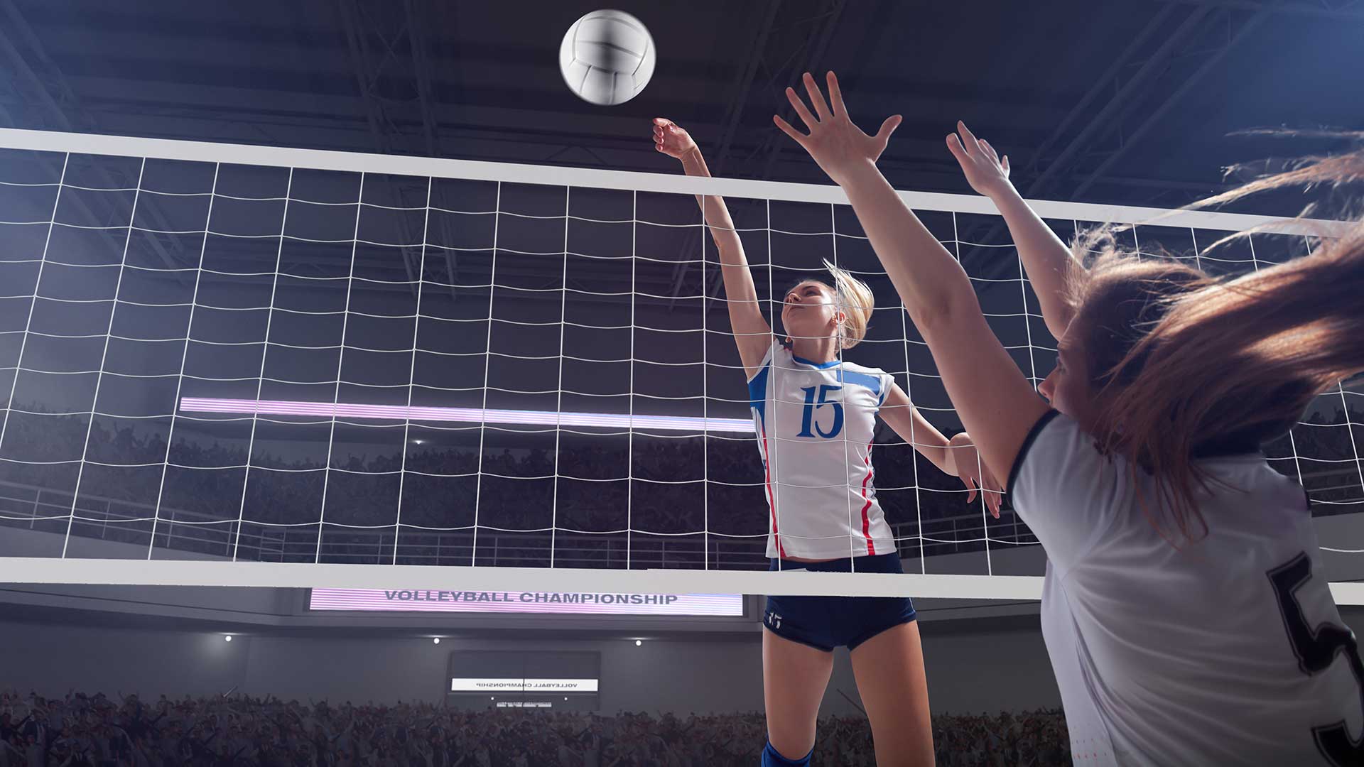 Volleyspelet i en fullsatt inomhusarena med spelare som hoppar vid nätet för att slå bollen, under en match i volleybollmästerskap, det är viktigt att kontrollera inomhusanläggningar och sportunderlag för att undvika onödiga risker för idrottare och publik. 