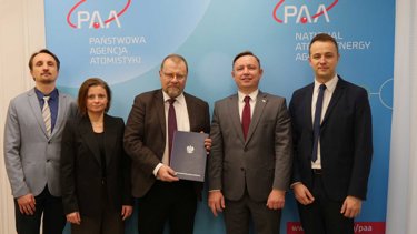 Paweł Smoleń in the middle &ndash; Parts of the Polish team together with the PAA chairman.