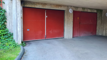 Tydliga fuktskador syns över garageportar.